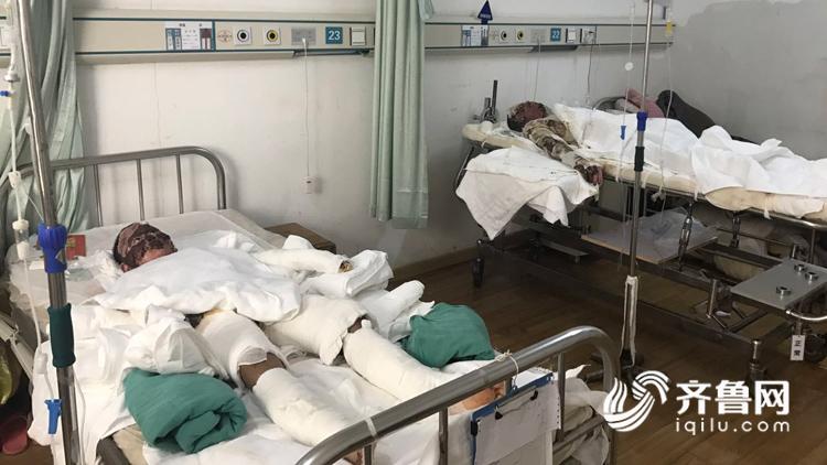 煤气爆炸突发，英勇母亲护子烧伤，丈夫讲述小巷特色小店温情故事