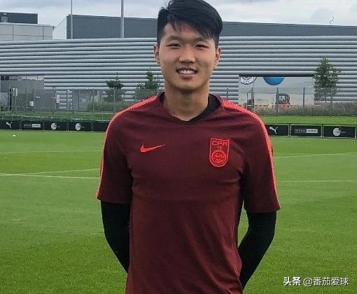 蹇韬的扑救传奇，足球场上的英雄时刻与友情故事