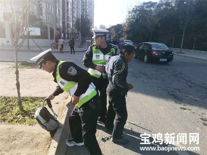 男子醉酒睡马路，民警夜巡暖心救助，一次寻找内心平静的救助之旅