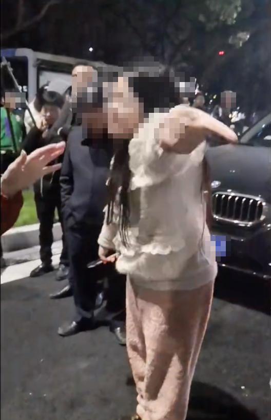 占道风波中的温情纽带，司机互殴背后的意外道路友情之旅
