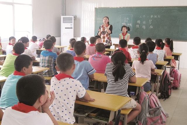 班主任班级群风波与校方回应，大自然之旅中的意外纷争