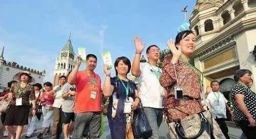 中国游客英文口号引热议，如何提升旅游英语技能的重要性