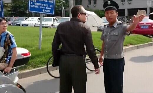 男子进小区被拦引发冲突，辱骂保安事件多元观点分析