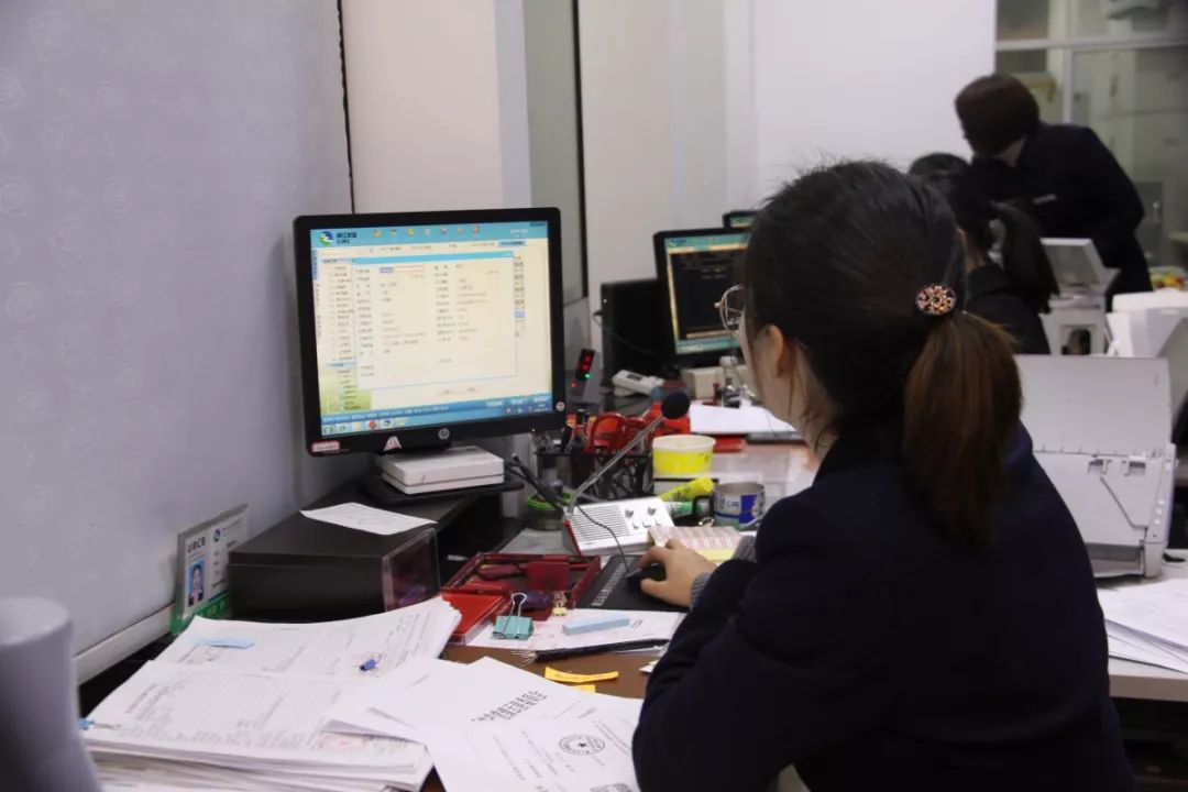 楼市热潮下银行客户经理的加班生活，揭秘背后的日常故事
