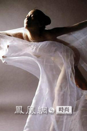 蓝依最新人体艺术探索，展现人体魅力的独特风采