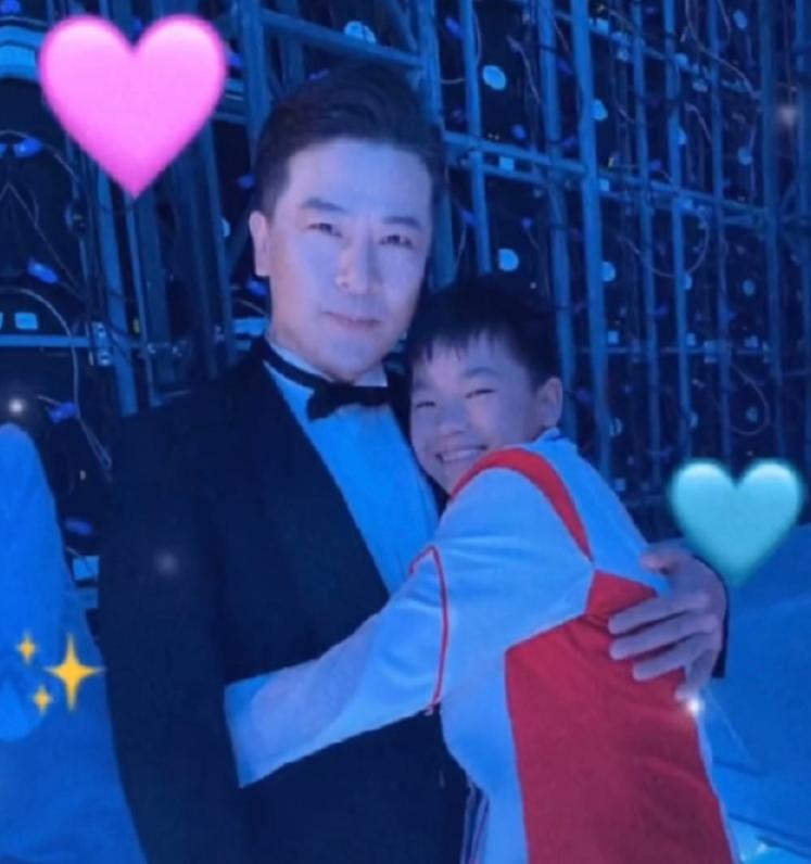 红姐最新广场舞，文化与社交的热潮之争——正反观点与个人立场探析