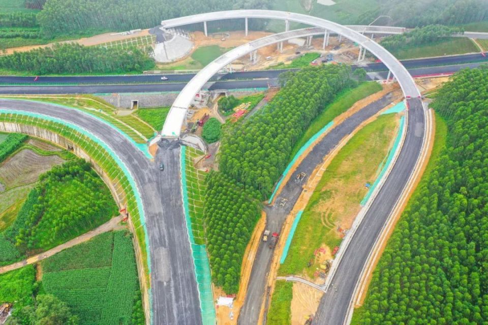 隆硕高速公路最新进展及小巷独特风味探寻